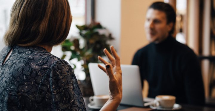 Två personer från SJR diskuterar kompetens- och rekryteringsstrategier över kaffe i en varm caféliknande miljö.
