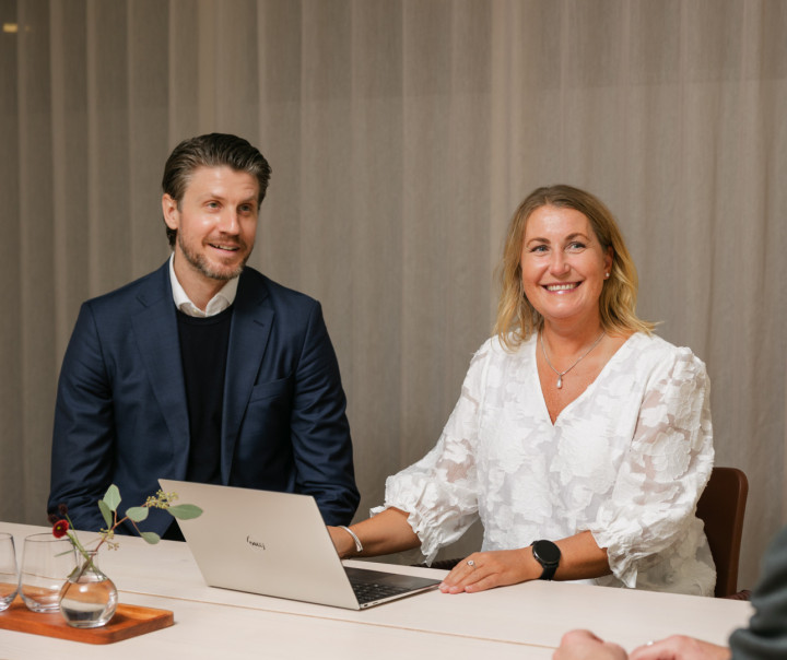 SJR konsult bemanning ekonomi finans - rekryterare kollegor i samtal