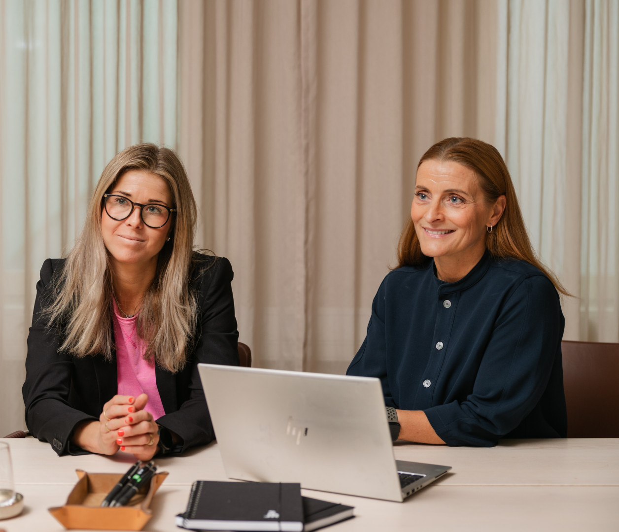 Två konsultchefer från SJR förbereder sig inför en intervju i ett ljust konferensrum där erfarenhet och empati kombineras för träffsäkra rekryteringsbeslut.