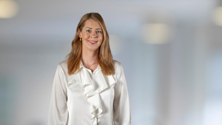 Sandra Bruveris SJR konsultchef i Syd poserar med vitt sidenblus i en ljus studiobakgrund och utstrålar professionalism, redo att representera SJR:s tjänster inom konsultuthyrning och rekrytering.