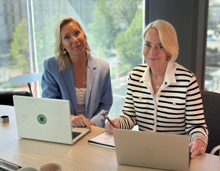 Ett samtal om kompetensbehov och strategi mellan två kvinnliga kollegor från SJR vid ett konferensbord med utsikt över centrala Göteborg.