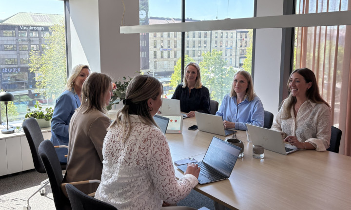 Ett samtal om kompetensbehov mellan sex kollegor från SJR vid ett konferensbord med utsikt över centrala Göteborg och i ljus, modern miljö.