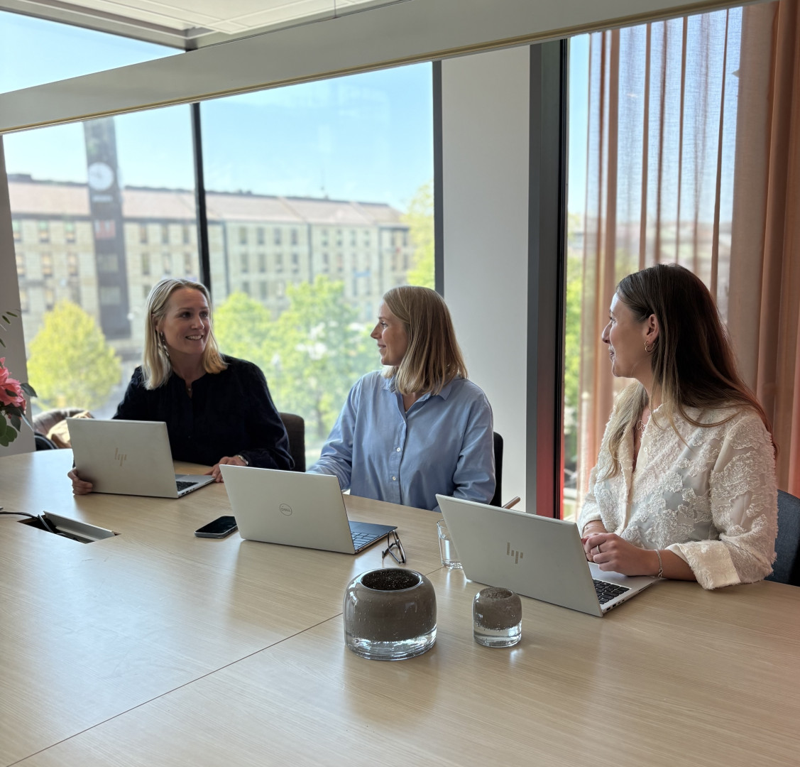 Ett samtal om kompetensbehov och konsultprofiler mellan tre kvinnliga kollegor från SJR vid ett konferensbord med utsikt över centrala Göteborg.