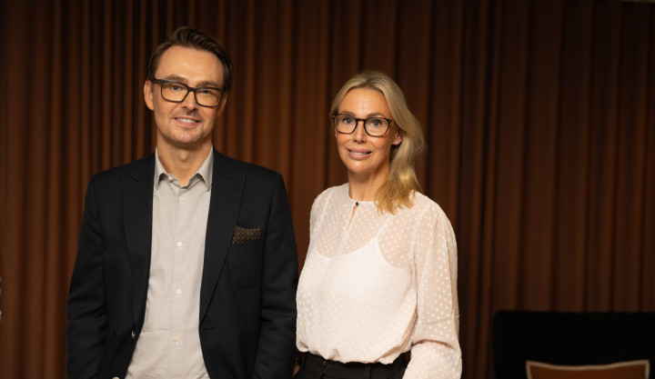 Ett porträttfoto av två kollegor som representerar SJR:s kompetens inom rekrytering, med en varm bakgrundston som förmedlar trygghet och professionalitet.