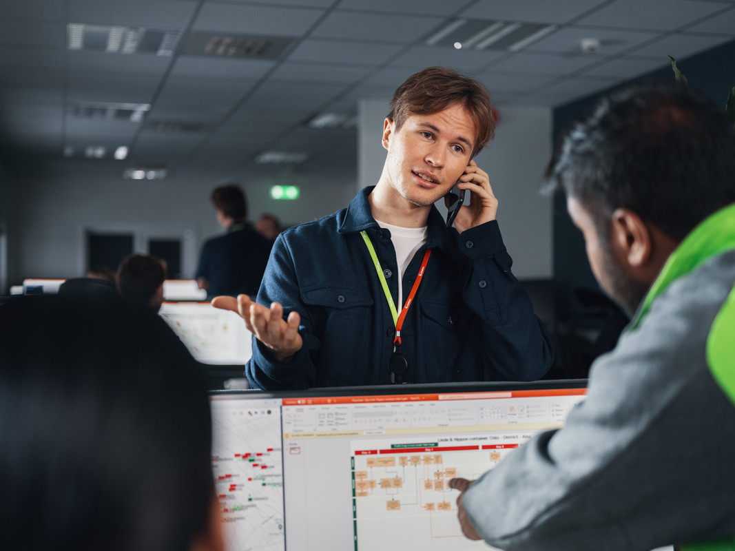 Ansatt_snakker_i_telefon_pa_kontoret_PMM_66706_Foto_Aksel_Jermstad