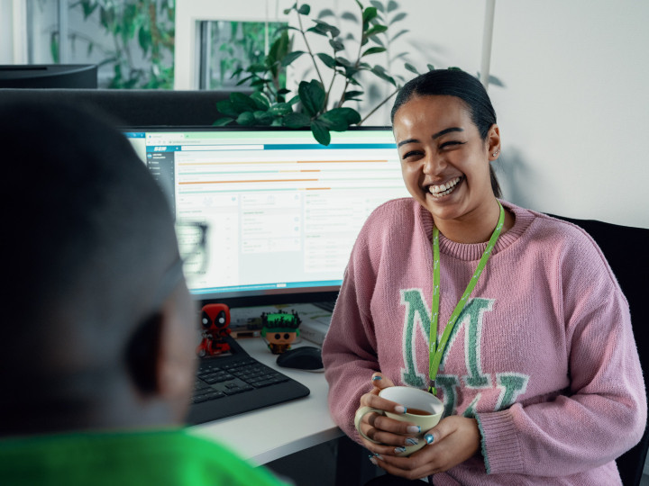 Samtale_med_Bring_ansatt_pa_kontoret_PMM_66691_Foto_Aksel_Jermstad